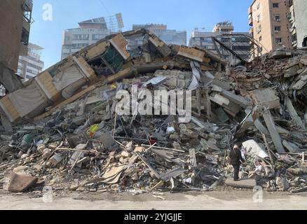 Beirut, Libanon. November 2024. Das Foto zeigt die Schäden, die durch israelische Luftangriffe im südlichen Vorort Beirut, Libanon, am 14. November 2024 verursacht wurden. Elf Menschen wurden bei israelischen Luftangriffen auf den Süd- und Ostlibanon am Donnerstag getötet und neun weitere verletzt, berichtete die nationale Nachrichtenagentur (NNA) des Libanon. Quelle: Str/Xinhua/Alamy Live News Stockfoto