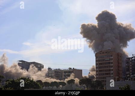 Beirut, Libanon. November 2024. Das Foto zeigt die Schäden, die durch israelische Luftangriffe im südlichen Vorort Beirut, Libanon, am 14. November 2024 verursacht wurden. Elf Menschen wurden bei israelischen Luftangriffen auf den Süd- und Ostlibanon am Donnerstag getötet und neun weitere verletzt, berichtete die nationale Nachrichtenagentur (NNA) des Libanon. Quelle: Str/Xinhua/Alamy Live News Stockfoto