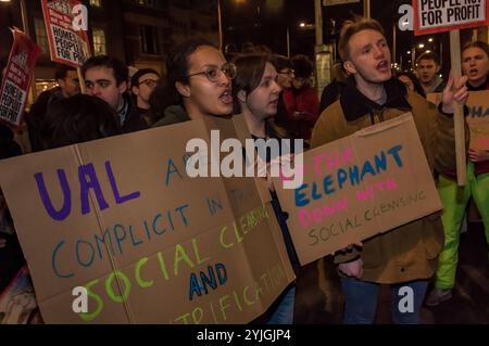 London, Großbritannien. Januar 2018. UALE Studenten halten Plakate gegen die Unterstützung ihrer Universität für die Sanierungsschesme auf der Kundgebung vor den Büros des Southwark Council, um sich gegen die Unterstützung von Delanceys Plänen zu wehren, das Elephant & Castle Center zu ersetzen, in dem sich die Einwohner von Walworth, Händler, die lateinamerikanische Gemeinschaft und LCC-Studenten mit Luxuswohnungen mit nur 3 % der sogenannten Sozialwohnungen und 5 % der erschwinglichen Einzelhandelseinheiten befinden, die ihren Offshore-Managern voraussichtlich 154 Millionen Pfund Gewinn bringen werden. Delancey und Southwark verheimlichen die Rentabilitätsbewertung, die allo wäre Stockfoto