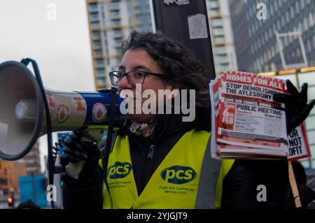 London, Großbritannien. Januar 2018. UALE Studenten halten Plakate gegen die Unterstützung ihrer Universität für die Sanierungsschesme auf der Kundgebung vor den Büros des Southwark Council, um sich gegen die Unterstützung von Delanceys Plänen zu wehren, das Elephant & Castle Center zu ersetzen, in dem sich die Einwohner von Walworth, Händler, die lateinamerikanische Gemeinschaft und LCC-Studenten mit Luxuswohnungen mit nur 3 % der sogenannten Sozialwohnungen und 5 % der erschwinglichen Einzelhandelseinheiten befinden, die ihren Offshore-Managern voraussichtlich 154 Millionen Pfund Gewinn bringen werden. Delancey und Southwark verheimlichen die Rentabilitätsbewertung, die allo wäre Stockfoto