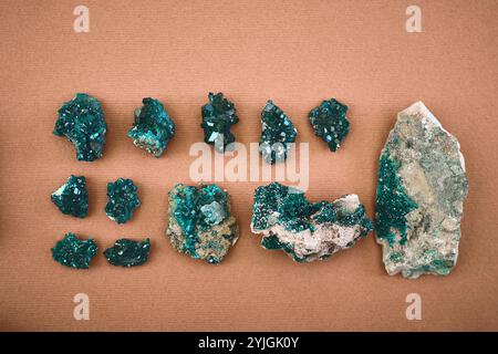 Oben, spirituell und Energie mit Kristallen im Studio für ganzheitliche Heilung, Ästhetik und Reiki Edelsteine. Amethyst, Steinmineralien und Chakra mit Stockfoto