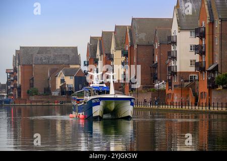 Das kommerzielle Fischerboot Talisman fährt durch Sovereign Inner Harbour, Eastbourne, Großbritannien Stockfoto