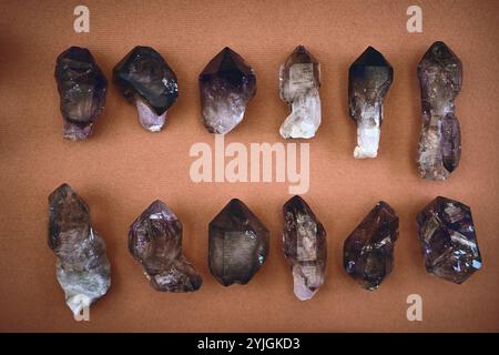 Darüber, Quarz und Edelsteine mit Kristallen im Studio für ganzheitliche Heilung, Ästhetik und Reiki-Energie. Amethyst, Steinmineralien und Chakra mit Juwelen Stockfoto