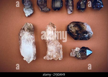 Oben, Balance und Edelsteine mit Kristallen im Studio für ganzheitliche Heilung, Ästhetik und Reiki-Energie. Amethyst, Steinmineralien und Chakra mit Juwelen Stockfoto