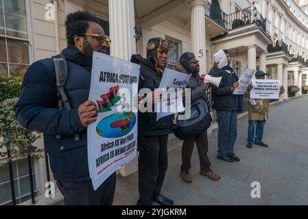 London, Großbritannien. Januar 2018. Am 57. Jahrestag der Ermordung des ersten Premierministers des Kongo, Patrice Lumumba, erinnerte ein Protest der Afrikanischen Sozialistischen Internationale und der Patrice Lumumba-Koalition gegenüber der belgischen Botschaft an die über 10 Millionen Menschen, die seit 1998 wegen Diebstahls von Coltan, Kobalt und anderen Mineralien zur Herstellung von Smartphones, Elektroautos usw. getötet wurden, und verlangte ein Ende der belgischen militärischen Unterstützung des Kabila-Regimes in der Demokratischen Republik Kongo. Am 30. Juni 1960 erlangte der Kongo die Unabhängigkeit von Belgien mit einer demokratischen Regierung unter der Leitung des Premierministers Stockfoto