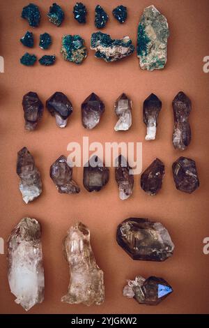 Oben, spirituelle und Edelsteine mit Kristallen im Atelier für ganzheitliche Heilung, Ästhetik und Reiki-Energie. Amethyst, Steinmineralien und Chakra mit Stockfoto