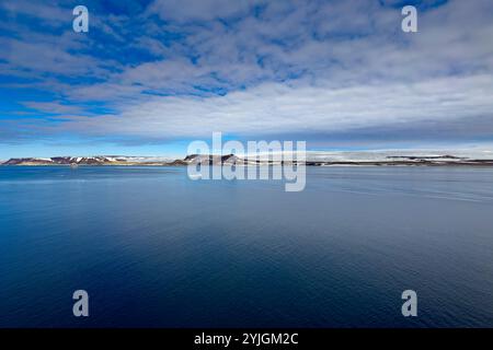 Fahrt durch die wunderbare Arktis entlang des Gletschers zwischen Nordaustlandet und Spitzbergen Stockfoto