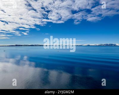 Fahrt durch die wunderbare Arktis entlang des Gletschers zwischen Nordaustlandet und Spitzbergen Stockfoto