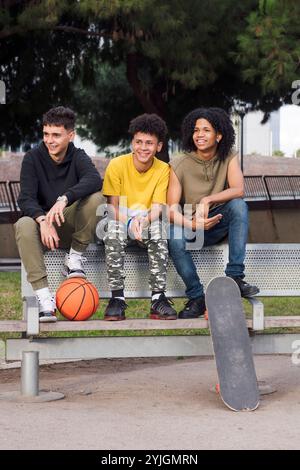 teenager, männliche Freunde, die glücklich auf der Bank sitzen Stockfoto