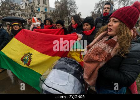 London, Großbritannien. Januar 2018. Bolivianer protestieren auf dem Parlamentsplatz gegen Präsident Evo Morales, der eine Berufung des Obersten Gerichtshofs gewonnen hat, die ihm 2019 eine vierte Amtszeit ermöglichen wird. Zuvor hatte ein Referendum die Verfassungsänderung abgelehnt, aber die Regierung argumentierte, dass sie wegen einer illegalen Verleumdungskampagne gegen Morales verloren habe. Er ist der erste indigene Führer des Landes, der seit 2006 im Amt ist, und sagt, er bräuchte mehr Zeit an der Macht, um das Programm seiner Partei der sozialen Reformen zu konsolidieren. Die Demonstranten werfen ihm vor, Diktator zu werden und den Demokraten im Stich zu lassen Stockfoto