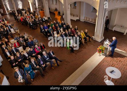 REKORDDATUM NICHT ANGEGEBEN Festveranstaltung zum 70. Geburtstag des Wortes zum Sonntag am Donnerstag 14.11.2024 in der evangelischen Markuskirche in München. Fotot re.: Bundespraesident Frank-Walter Steinmeier Seit 70 Jahre senden die ARD am Samstagabend nach den Tagesthemen das Wort zum Sonntag. Rund 320 Sprecherinnen und Sprecher haben seither in je vier Minuten ihren christlichen Blick auf die aktuellen Weltereignisse geworfen. Gut 120 Gaeste aus Kirche, Gesellschaft und Medien waren am Donnerstagabend der Einladung der Deutschen Bischofskonferenz, der Evangelischen Kirche in Deutschland Stockfoto