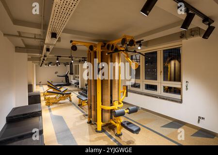 Phnom Penh, Kambodscha - 28. November 2022: Innenansicht eines Wohnhauses mit luxuriösen Fitness- und Fitnessgeräten in Bangkok, Thail Stockfoto