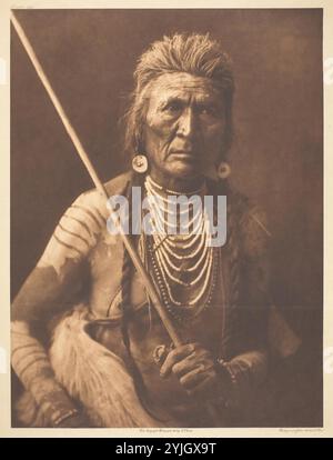 Wolf - Apsaroke. Edward S. Curtis; amerikanisch, 1868-1952. Datum: 1908. Abmessungen: 40,1 x 29,9 cm (Bild/Papier); 55,8 x 45 cm (Halterung). Fotografie, Platte 142 aus „The North American Indian, Volume 4“ (1909). Herkunft: Vereinigte Staaten. Museum: Chicago Art Institute, FLORENCIA, USA. Autor: Edward S. Curtis. Stockfoto