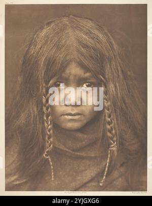 Quilcene Boy. Edward S. Curtis; amerikanisch, 1868-1952. Datum: 1912. Abmessungen: 39,5 x 30,1 cm (Bild/Papier); 56,1 x 45,6 cm (Halterung). Fotografie, Platte 303 aus „The North American Indian, Volume 9“ (1913). Herkunft: Vereinigte Staaten. Museum: Chicago Art Institute, FLORENCIA, USA. Autor: Edward S. Curtis. Stockfoto