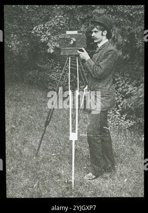 Selbstporträt mit Kamera, Stativ und Pistole. Alfred Stieglitz; Amerikaner, 1864-1946. Datum: 1886. Abmessungen: 5,7 x 4,2 cm (Bild); 8,2 x 10,2 cm (Folie). Laternenrutsche. Herkunft: Vereinigte Staaten. Museum: Chicago Art Institute, FLORENCIA, USA. Stockfoto