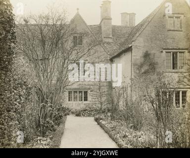 Kelmscott Manor: Die Gartenfront. Frederick H. Evans; Englisch, 1853-1943. Datum: 1896. Abmessungen: 8,2 x 8,2 cm. Laternenschiene. Herkunft: England. Museum: Chicago Art Institute, FLORENCIA, USA. AUTOR: FREDERICK H. EVANS. Stockfoto