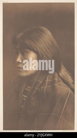 Suquamish-Mädchen. Edward S. Curtis; amerikanisch, 1868-1952. Datum: 1912. Abmessungen: 39,4 x 22,2 cm (Bild/Papier); 55,8 x 45,5 cm (Halterung). Fotografie, Platte 306 aus „The North American Indian, Volume 9“ (1913). Herkunft: Vereinigte Staaten. Museum: Chicago Art Institute, FLORENCIA, USA. Autor: Edward S. Curtis. Stockfoto