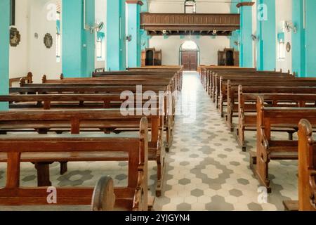 Malerischer Blick auf den Sitzbereich der katholischen Heilig-Geist-Kirche in Bagamoyo, Tansania Stockfoto