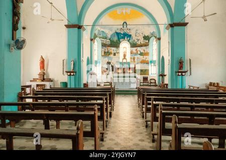 Malerischer Blick auf den Sitzbereich der katholischen Heilig-Geist-Kirche in Bagamoyo, Tansania Stockfoto