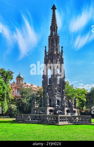 Kranner Brunnen ist ein Neo-gotische Denkmal an der Moldau auf der Smetana-Damm. Prag, Tschechische Republik. Stockfoto