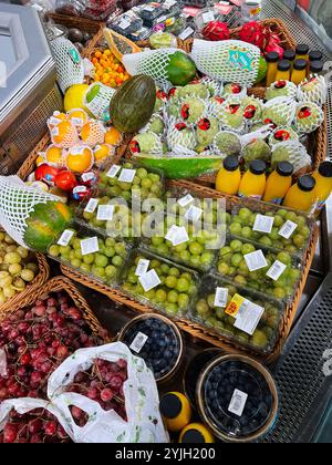 Kiew, Ukraine - 14. November 2024: Eine bunte Auswahl an frischen Früchten und Säften in einer Marktumgebung, die eine Vielzahl von Aromen und bietet Stockfoto