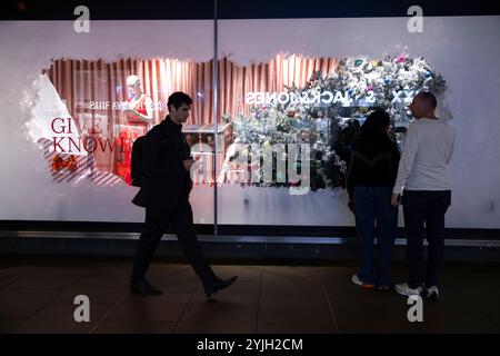 Weihnachtseinkäufer genießen die John Lewis 2024 Weihnachtsfenster zu Beginn der Feiertage entlang der Oxford Street, Großbritanniens geschäftigster Straße. Stockfoto