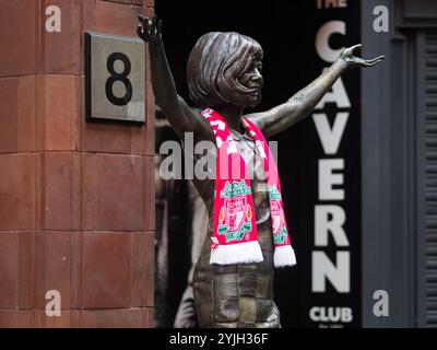 Die Statue von Cilla Black neben der Höhle in der Mathew Street Liverpool vor dem ursprünglichen Höhlenclub. Merseyside. Auf dem Bild mit einem Schal des Liverpool Football Clubs. Stockfoto