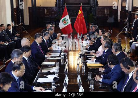 Lima, Peru. November 2024. Der chinesische Präsident Xi Jinping führt Gespräche mit der peruanischen Präsidentin Dina Boluarte am 14. November 2024 in Lima, Peru. Quelle: Yao Dawei/Xinhua/Alamy Live News Stockfoto