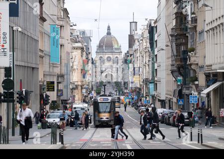 Rue Royale/Koningsstraat Straße und eklektischer Stil (neo-romanische, neo-gotische, byzantinische und römische Elemente) Eglise Royale Sainte Marie/Koninklijke Stockfoto