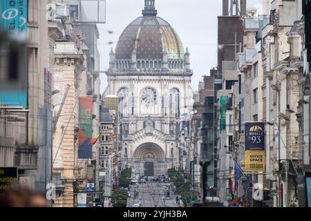Rue Royale/Koningsstraat Straße und eklektischer Stil (neo-romanische, neo-gotische, byzantinische und römische Elemente) Eglise Royale Sainte Marie/Koninklijke Stockfoto
