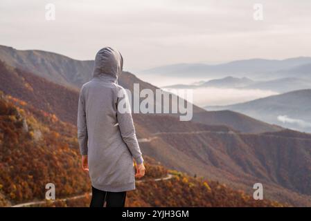 Eine Reisende Frau genießt einen Blick auf die Spitze des Berges. Stockfoto
