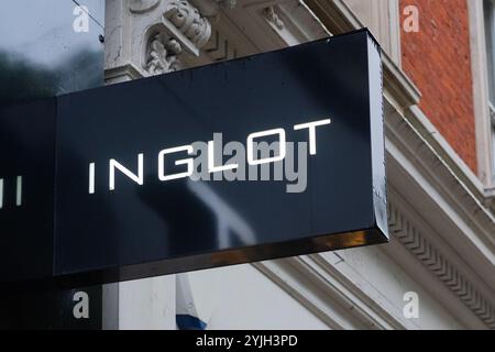 London, Vereinigtes Königreich - 19. Oktober 2024 - Schild für Inglot Kosmetikgeschäfte in Oxford Street, London Stockfoto