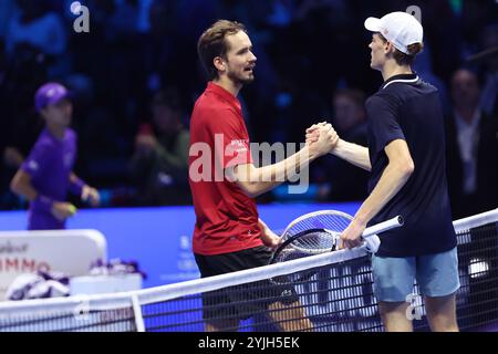 Turin, Italien. November 2022. Daniil Medwedew aus Russland (L) schüttelt sich am Ende des Round Robin-Einzelspiels zwischen Jannik Sinner aus Italien und Daniil Medwedew aus Russland am fünften Tag des Nitto ATP-Finals 2024 in der Inalpi Arena am 14. November 2024 in Turin, Italien. Quelle: Marco Canoniero/Alamy Live News Stockfoto