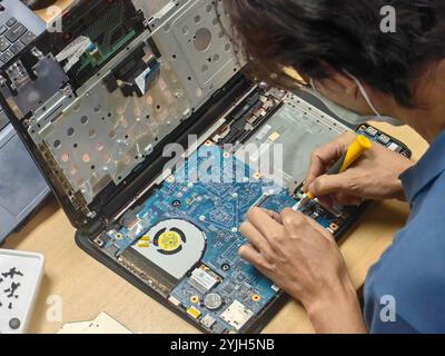 Techniker, der das Notebook-Mainboard repariert, Nahaufnahme der Wartung der elektronischen Hardware Stockfoto