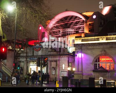 Eintritt zur U-Bahnstation Embankment bei Nacht in London, Großbritannien Stockfoto