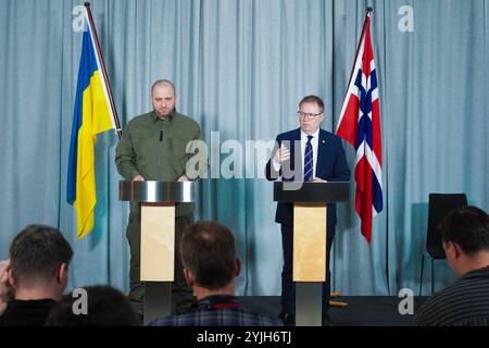 Oslo 20241115. Ukrainischer Verteidigungsminister Rustem Umerov trifft Verteidigungsminister Bjørn Arild Gram (Sp) im Verteidigungsministerium in Oslo. Foto: OLE Berg-Rusten / NTB Stockfoto