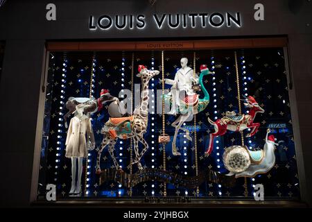 Louis Vuitton, Old Bond Street Flagship Store Weihnachtsfenster Display, Mayfair, London, England, Großbritannien Stockfoto