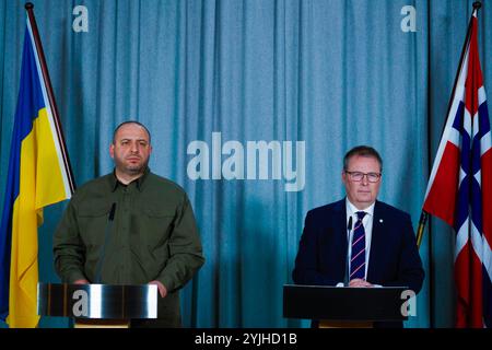 Oslo 20241115. Ukrainischer Verteidigungsminister Rustem Umerov und Verteidigungsminister Bjørn Arild Gram (Sp) auf einer Pressekonferenz im Verteidigungsministerium in Oslo. Foto: OLE Berg-Rusten / NTB Stockfoto