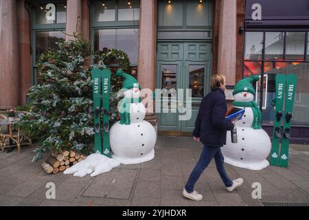 London, Großbritannien. 15. November 2024 zwei riesige Schneemänner mit Skiern werden vor dem Restaurant Ivy in Wimbledon im Südwesten Londons in einem Weihnachtskredit installiert. Amer Ghazzal/Alamy Live News Stockfoto