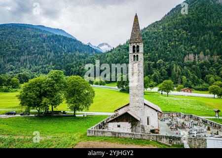 PELUGO, ITALIEN – 28. AUGUST 2024: Die Kirche Sant'Antonio Abate in Pelugo ist ein wunderschönes Beispiel für lokale Architektur mit ihrem historischen Cha Stockfoto