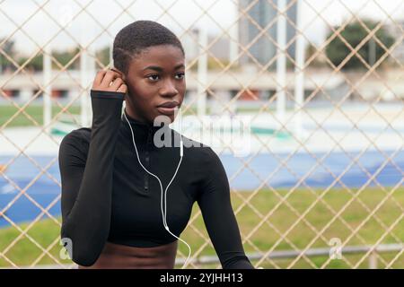 afroamerikanerin, die Ohrhörer aufsetzt Stockfoto