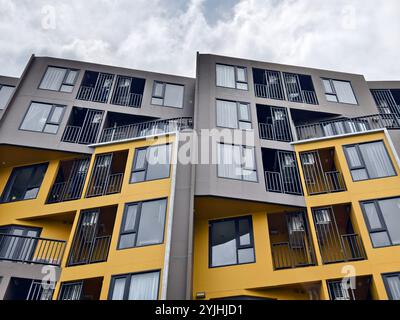 Detaillierte Sicht auf Fenster, Türen und Balkone von Stadtgebäuden Stockfoto