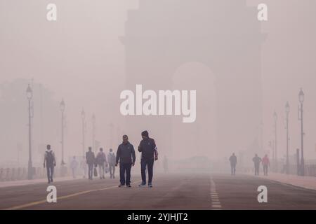 Neu-Delhi, Indien. November 2024. Pendler fahren in Neu-Delhi am India Gate vorbei. Als die Luftqualität der Stadt auf ein absolut schreckliches Niveau zurückging, erwachten die Bewohner von Neu-Delhi, der Hauptstadt Indiens, mit einer schweren Schicht Smog. Fallende Temperaturen, Rauch, Staub, geringe Windgeschwindigkeit, Fahrzeugemissionen, und brennende Stoppeln sind die Hauptursachen für die gefährliche Luft, der die nördlichen bundesstaaten und die Hauptstadt des Landes jedes Jahr von Oktober bis Januar ausgesetzt sind. Quelle: SOPA Images Limited/Alamy Live News Stockfoto