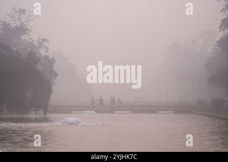 Neu-Delhi, Indien. November 2024. Pendler fahren in Neu-Delhi am India Gate vorbei. Als die Luftqualität der Stadt auf ein absolut schreckliches Niveau zurückging, erwachten die Bewohner von Neu-Delhi, der Hauptstadt Indiens, mit einer schweren Schicht Smog. Fallende Temperaturen, Rauch, Staub, geringe Windgeschwindigkeit, Fahrzeugemissionen, und brennende Stoppeln sind die Hauptursachen für die gefährliche Luft, der die nördlichen bundesstaaten und die Hauptstadt des Landes jedes Jahr von Oktober bis Januar ausgesetzt sind. Quelle: SOPA Images Limited/Alamy Live News Stockfoto