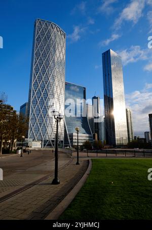 Blick auf die Gebäude mit Blick auf die Themse an der Canary Wharf, London Stockfoto