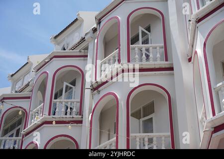 Detaillierte Sicht auf Fenster, Türen und Balkone von Stadtgebäuden Stockfoto