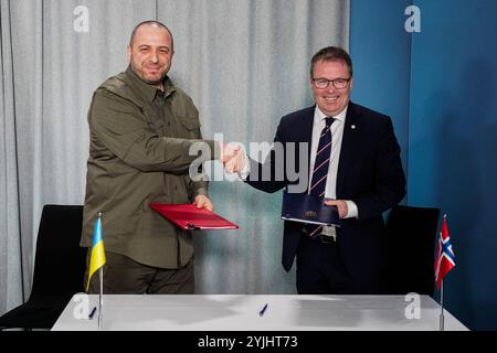 Oslo 20241115. Ukrainischer Verteidigungsminister Rustem Umerov und Verteidigungsminister Bjørn Arild Gram (Sp) auf einer Pressekonferenz im Verteidigungsministerium in Oslo. Foto: OLE Berg-Rusten / NTB Stockfoto