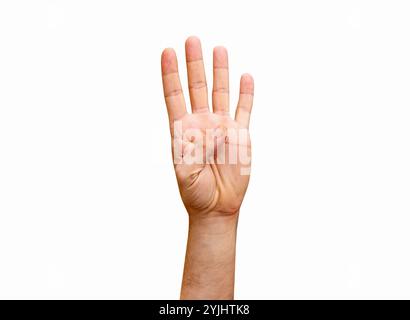 Die Hand des isolierten Mannes zeigt vier Finger. Der Daumen ist nach innen gebogen, um die erste Zählung darzustellen. Stockfoto