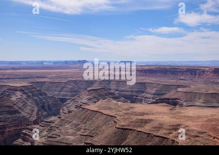 Atemberaubende Aussicht aus der Luft von Muley Point, Utah, mit Blick auf die zerklüftete Landschaft der Wüste und das Tal der Götter. Stockfoto