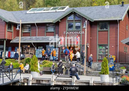 Souvenirladen Fjordbuda im Zentrum des Geiranger Dorfes am Geirangerfjord Norwegen Stockfoto